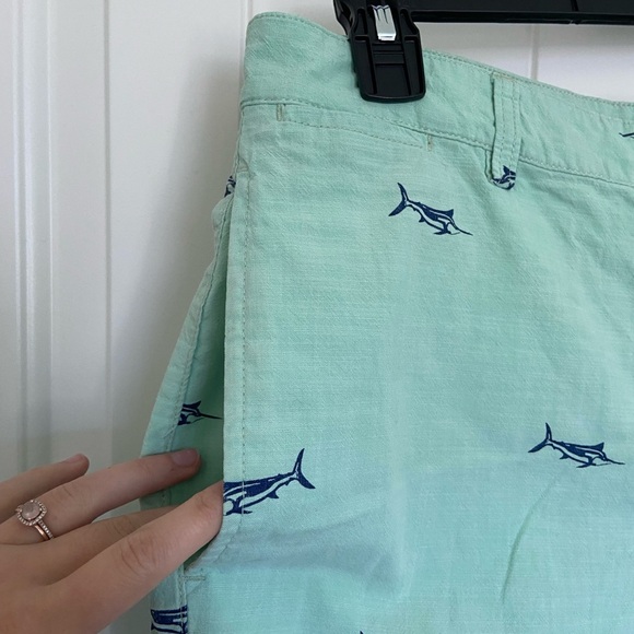 CHAPS men’s mint green fish patterned flat front shorts — size 34 - Picture 2 of 6